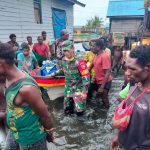Babinsa Koramil Kimaam Salurkan Sembako untuk Warga Terdampak Banjir Rob