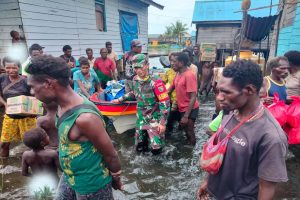 Babinsa Koramil Kimaam Salurkan Sembako untuk Warga Terdampak Banjir Rob