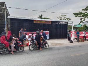 Bentuk Dukungan Dan Rasa Syukur Atas Disahkannya RUU TNI, Mahasiswa Dan Masyarakat Kab. Sambas Bagi Takjil Ramadhan