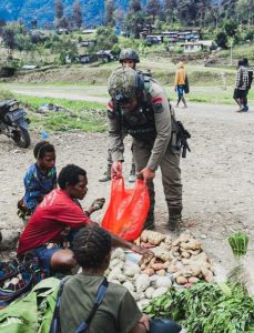 Satgas Ops Damai Cartenz-2025 Perkuat Hubungan Dengan Masyarakat, Sapa Mama-Mama Penjual Lokal di Intan Jaya