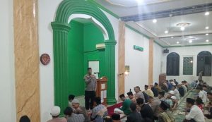 Jelang Mudik Lebaran, Wakapolsek Pademangan Sosialisasi Layanan 110 Usai Salat Tarawih