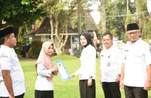 Walikota Kediri Mbak Vinanda Serahkan SK Kenaikan Pangkat 297 PNS Kota Kediri