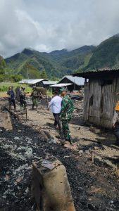 Dandim 1715/Yahukimo Bersama Forkopimda Berikan Bantuan Pangan dan Dukungan Moril ke Distrik Anggruk Pasca Serangan OPM