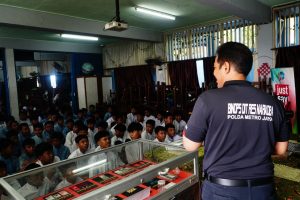 Ditresnarkoba Polda Metro Jaya Gelar Sosialisasi Bahaya Narkoba di SMP Negeri 33 Jakarta