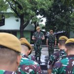 Komandan Batalyon Arhanud 6/BAY Lepas Cuti Lebaran Gelombang 1 dan Bagikan Bingkisan untuk Prajurit