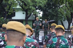 Komandan Batalyon Arhanud 6/BAY Lepas Cuti Lebaran Gelombang 1 dan Bagikan Bingkisan untuk Prajurit