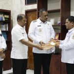 Bupati dan Wakil Bupati Toba Menyerahkan Surat Keputusan Kepada Empat Pelaksanaan Tugas (Plt)
