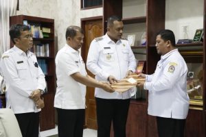Bupati dan Wakil Bupati Toba Menyerahkan Surat Keputusan Kepada Empat Pelaksanaan Tugas (Plt)