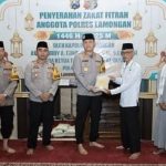 Kapolres Lamongan AKBP Bobby A Condroputro Serahkan Zakat Fitrah ke Panitia Masjid Al-Busrah