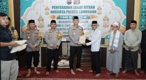 Kapolres Lamongan AKBP Bobby A Condroputro Serahkan Zakat Fitrah ke Panitia Masjid Al-Busrah