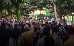 Gedung DPRD Kota Kediri di Hujani Petasan dan Bom Molotov, Puluhan Pendemo Diamankan