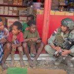 Personel Operasi Damai Cartenz-2025 Bangun Kebersamaan dengan Anak-Anak di Intan Jaya