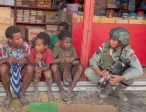 Personel Operasi Damai Cartenz-2025 Bangun Kebersamaan dengan Anak-Anak di Intan Jaya