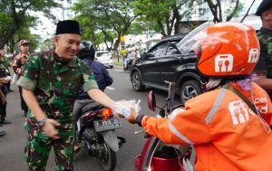 Korem 052/Wkr Berbagi 10.000 Takjil Gratis