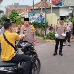 Hangatnya Kebersamaan, Kapolres Metro Jakpus Bagi Takjil untuk Warga