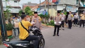 Hangatnya Kebersamaan, Kapolres Metro Jakpus Bagi Takjil untuk Warga