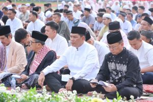 Wakapolda Metro Jaya dan Pejabat Polda Laksanakan Salat Idul fitri di Stadion Presisi
