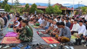 Dandim 1710/Mimika Laksanakan Sholat Idul Fitri di Lapangan Polres Mimika
