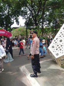 Hari pertama Lebaran 2025, Polisi Amankan Pengunjung Taman Mini Indonesia Indah (TMII)