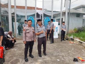 Lebaran di Balik Jeruji: Polisi Kawal Haru Pertemuan Keluarga di Lapas Salemba