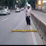 Polisi Gelar Patroli dan Pembersihan Ranjau Paku di Jalan Pejompongan Menuju Tol Semanggi
