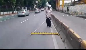 Polisi Gelar Patroli dan Pembersihan Ranjau Paku di Jalan Pejompongan Menuju Tol Semanggi