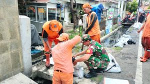 Hari Ketiga Lebaran Idul Fitri 1446 H Babinsa Koramil 07/Kemayoran Bersama PPSU Laksanakan Kerja Bakti