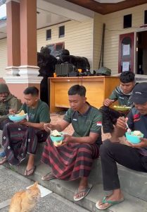 Personel Ops Damai Cartenz Rayakan Lebaran di Sugapa dengan Kebersamaan dan Solidaritas