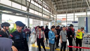 Operasi Ketupat Jaya 2025: Pengamanan Ketat di Stasiun Jatinegara Menjamin Keamanan Pemudik Lebaran