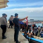 Anggota Pospam Lebaran 2025 Pulau Untung Jawa Himbau Wisatawan Jaga Keselamatan dan Barang Bawaan