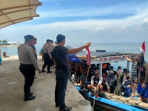 Anggota Pospam Lebaran 2025 Pulau Untung Jawa Himbau Wisatawan Jaga Keselamatan dan Barang Bawaan