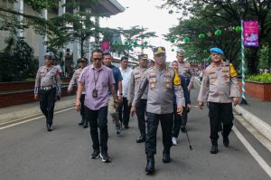 Kapolres Metro Jakarta Timur Tinjau Pengamanan TMII Saat Libur Lebaran