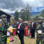 Suara Firman di Tanah Papua: TNI Menebarkan Kasih Lewat Alkitab