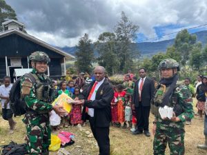 Suara Firman di Tanah Papua: TNI Menebarkan Kasih Lewat Alkitab
