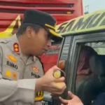 Pantau Arus Balik Lebaran di Mengkreng, Kapolres Kediri Berbagi Minuman Untuk Pengguna Jalan
