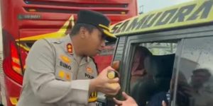 Pantau Arus Balik Lebaran di Mengkreng, Kapolres Kediri Berbagi Minuman Untuk Pengguna Jalan