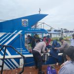 Polri Melayani Sepenuh Hati Personel Pos Yan Kali Adem Lakukan Pengamanan dan Bantu Penumpang Naik Kapal