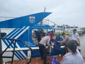 Polri Melayani Sepenuh Hati Personel Pos Yan Kali Adem Lakukan Pengamanan dan Bantu Penumpang Naik Kapal