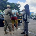 Satpol PP Kota Kediri dan Tim Reaksi Cepat Amankan ODGJ di Kediri