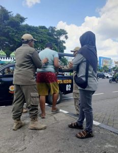 Satpol PP Kota Kediri dan Tim Reaksi Cepat Amankan ODGJ di Kediri