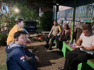 Hadir di Tengah Warga Rawasari, Polisi Dengarkan Keluh Kesah dan Jaga Keamanan Malam