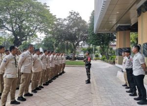 Babinsa Koramil 04/Gambir Gelar Pelatihan PBB dan Berikan Penekanan kepada Anggota Satuan Pengamanan Dalam DKI