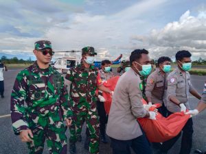 Kodim 1715/Yahukimo Bantu Polri Evakuasi Jenazah Korban Kekejaman OPM di Muara Kum, Distrik Seradala