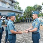 Karumkital Dr. Midiyato Suratani Berikan Penghargaan Kepada Mayor Laut  Atas Aksi Heroik Selamatkan Penumpang Pesawat