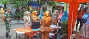 Babinsa Koramil 03/Senen Monitoring Kegiatan Posyandu dan Pemeriksaan Kesehatan Lansia