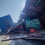 Sopir Truck Kontainer Diduga Mengantuk, Hantam Warung Milik Warga Pagu