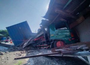 Sopir Truck Kontainer Diduga Mengantuk, Hantam Warung Milik Warga Pagu