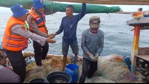 Polisi Baik, Satpolairud Polres Kepulauan Seribu Patroli Laut Antisipasi Kejahatan dan Himbau Keselamatan Nelayan