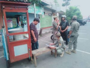Satpol PP Lakukan Patroli Pantau PKL Nakal di Jalan Dhoho Kota Kediri