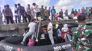 Bakamla RI Bantu Angkut Ratusan Warga dan Logistik Pulau Enggano ke Bengkulu